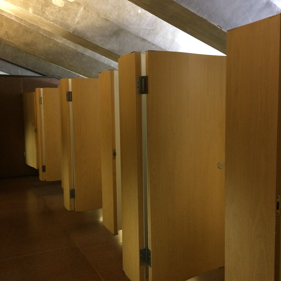 トイレ個室前の通路