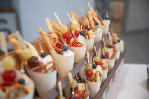 Faites appel à mes conseils pour la composition de votre buffet, pour sa décoration et son installation. Livraison sur le lieu de votre évènement