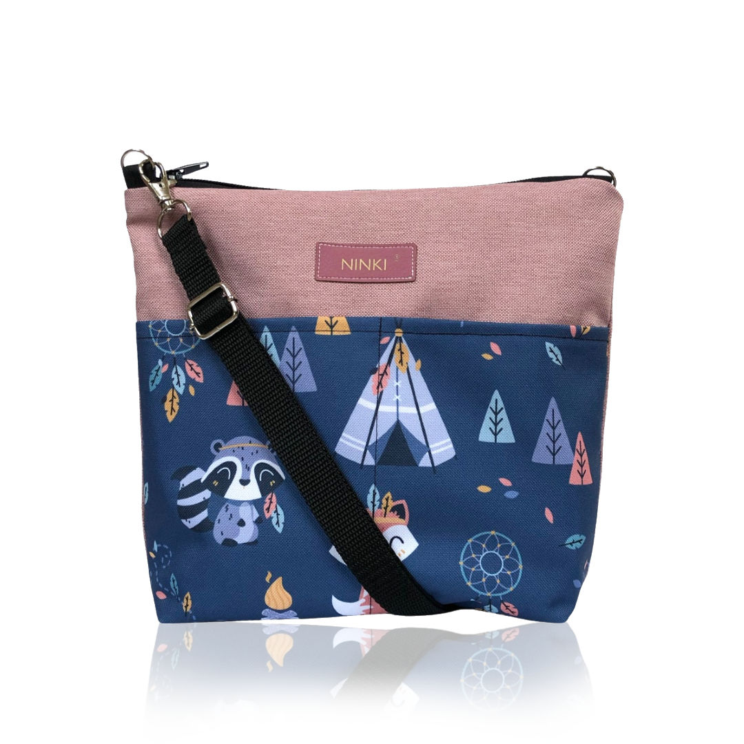 wodoodporna torebka dla dziewczynki (szop i tipi na granatowym tle - różowy)