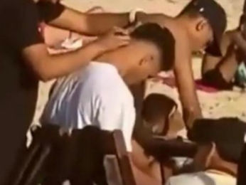 Barba, cabelo e... praia? Visitantes improvisam barbearia na areia de Itacoatiara