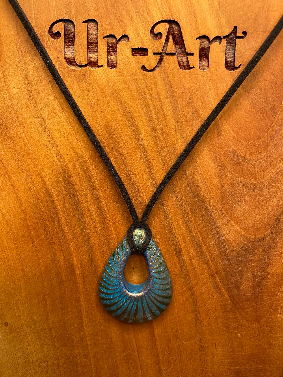 Druppelvormige hanger handbeschilderd 5 x 3,5 cm. petrol blauw