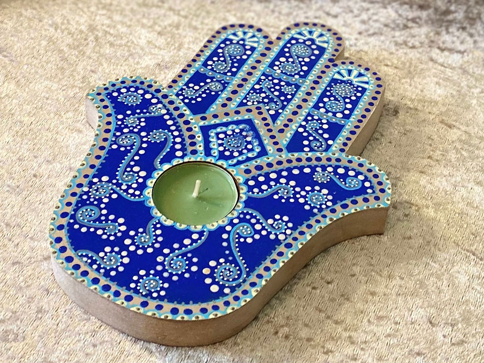Thumbnail: Handbeschilderde Hamsa-hand in blauw met zilveren en witte details. Symboliseert bescherming en geluk. Elegante decoratie.