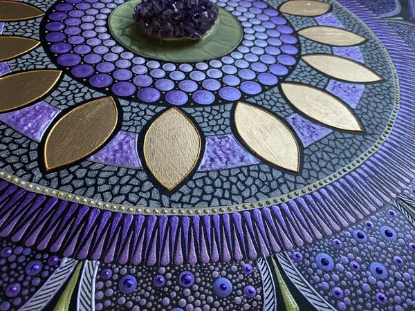 Thumbnail: Mandala voor aan de muur van 75 cm. met ruwe amethist, handbeschilderd op hout in rustgevende paarse tinten en kleuren.