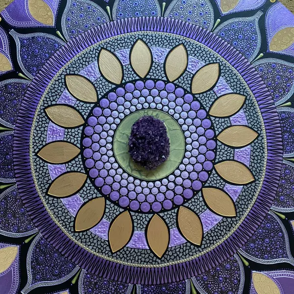 Thumbnail: Mandala voor aan de muur van 75 cm. met ruwe amethist, handbeschilderd op hout in rustgevende paarse tinten en kleuren.