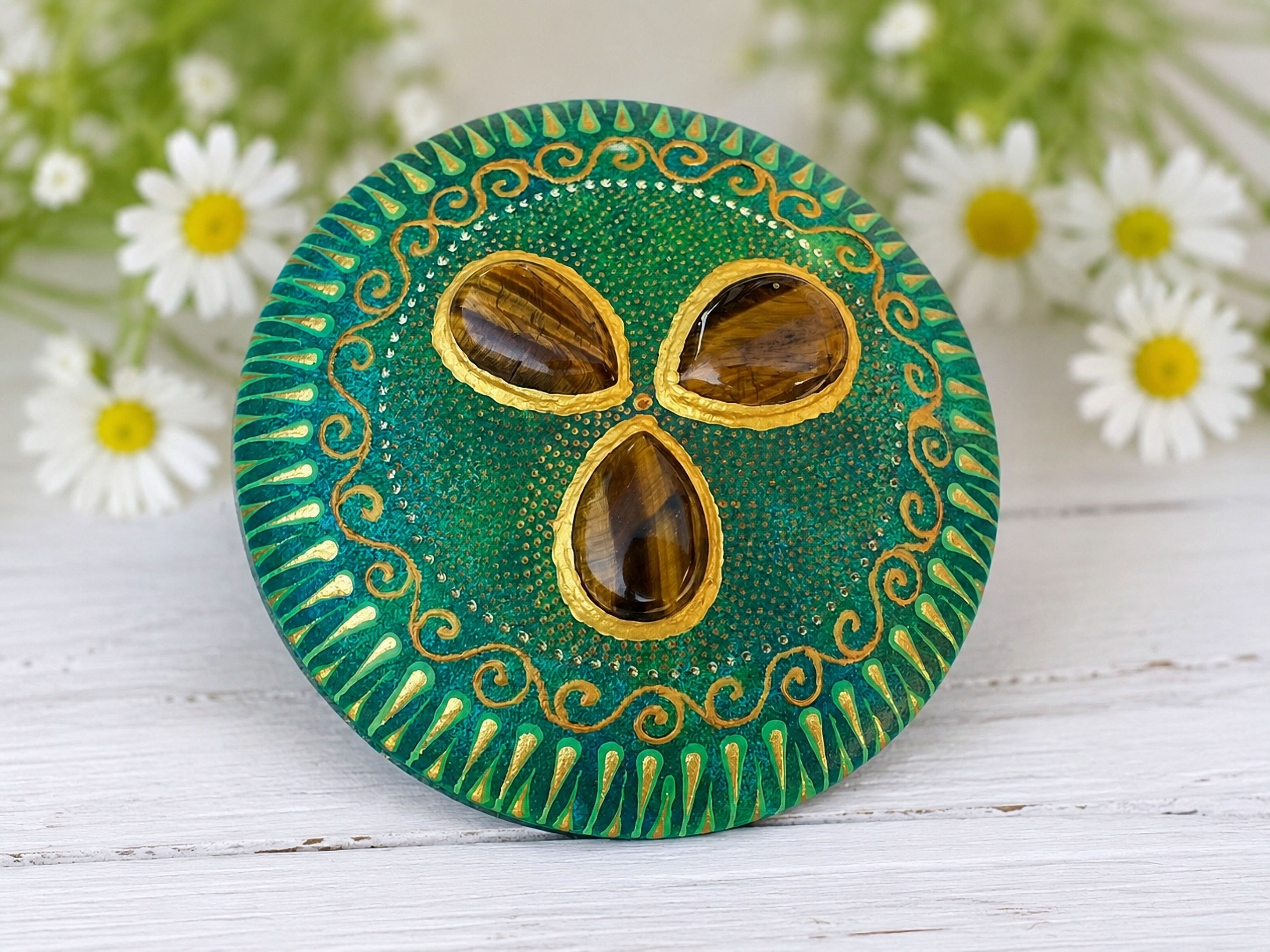 Handbeschilderde mandala steen met drie natuurlijke Tijgeroog edelstenen, dat kracht en balans symboliseert.