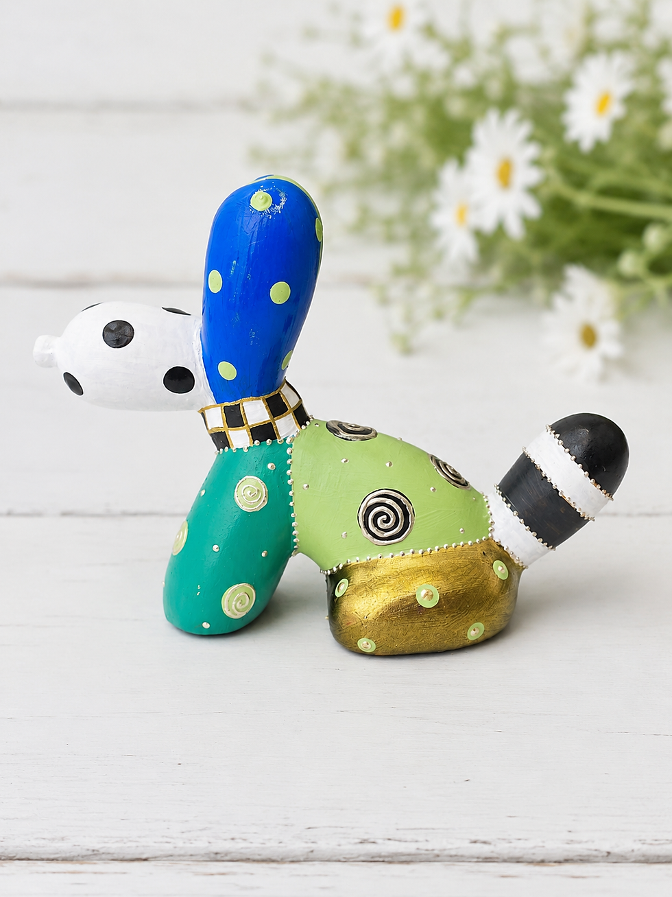 Thumbnail: Handbeschilderde decoratieve ballon hond in blauw, goud, groen, zwart en wit