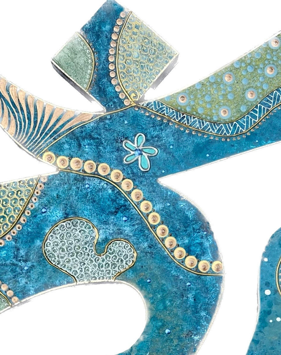 Thumbnail: Handbeschilder Ohm-teken van hout in blauw-groene metallic tinten. Een uniek kunstwerk met spirituele betekenis.