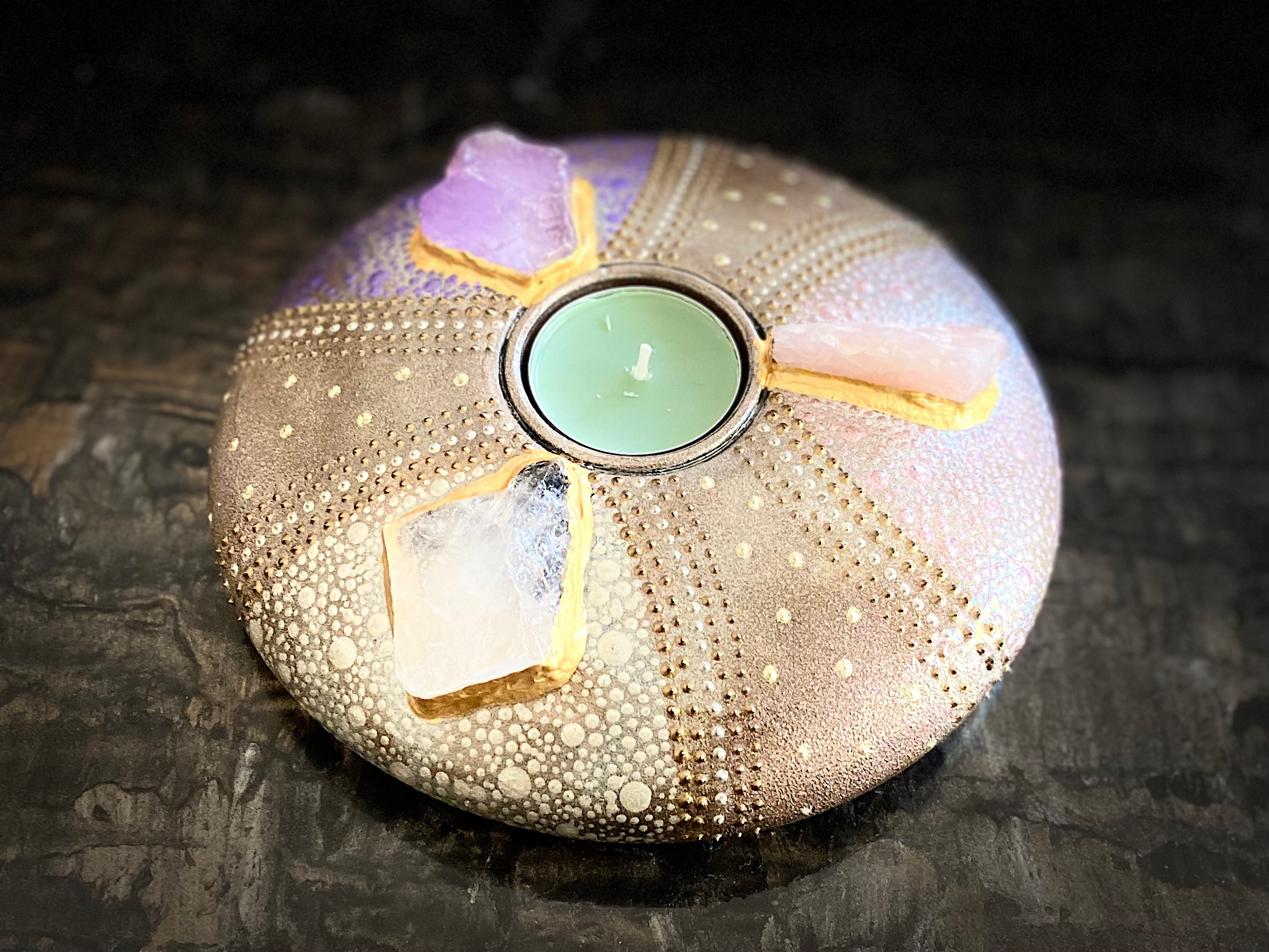 Handbeschilderde waxinelichthouder met Amethist, Bergkristal en Rozenkwarts voor rust en harmonie. Uniek kunstwerk.
