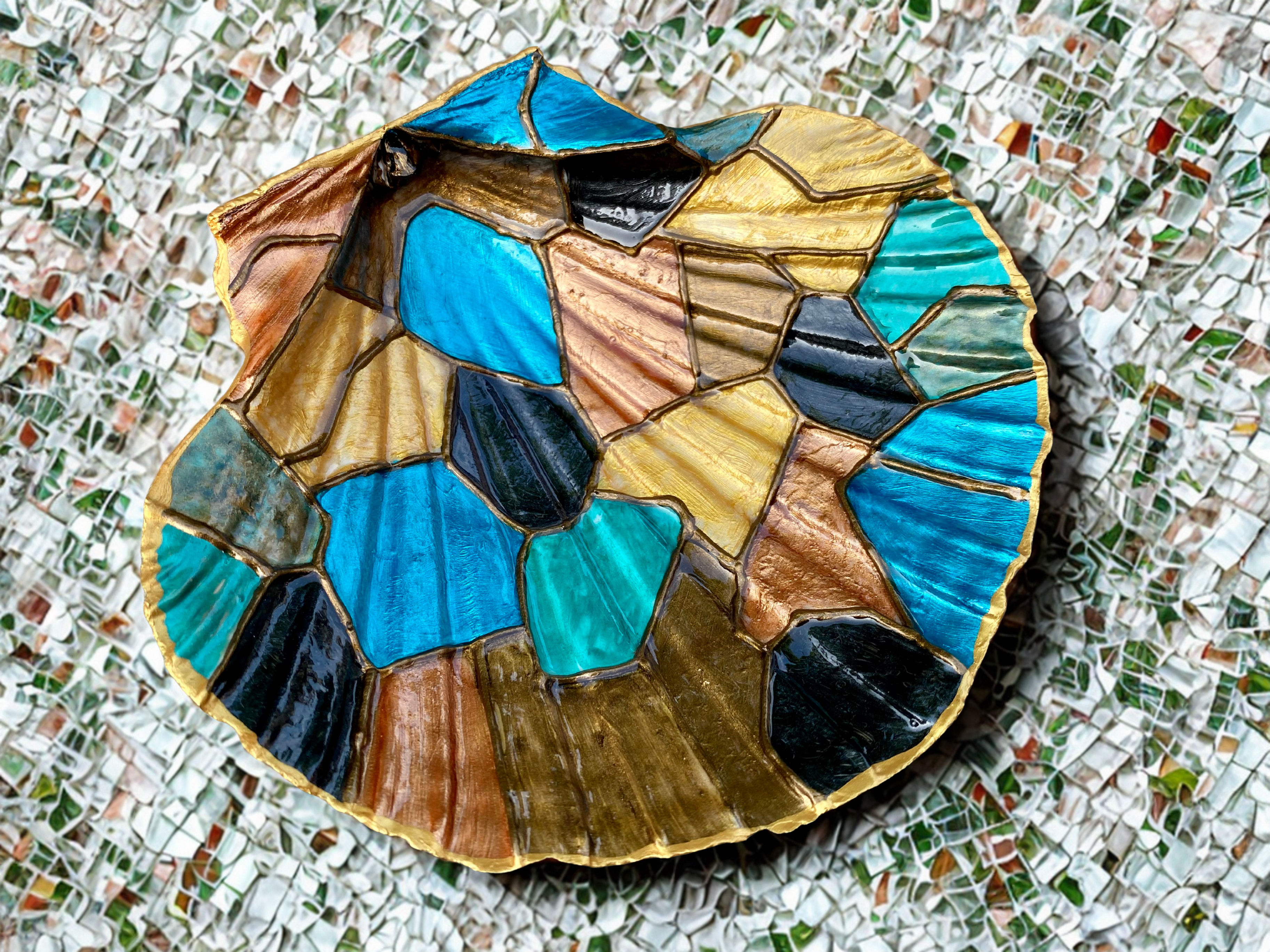Decoratieve en handbeschilderde kleurrijke schelp, blauw, groen, koper en goud