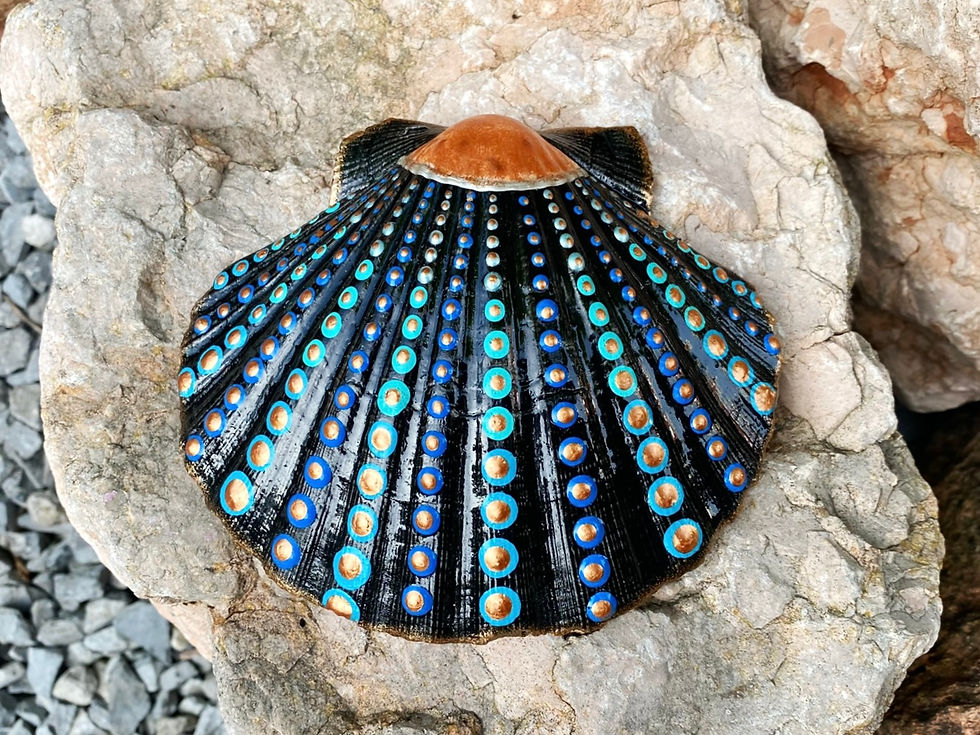 Thumbnail: Unieke handbeschilderde grote schelp 13 x 11,5 cm. blauw, turquoise en brons.