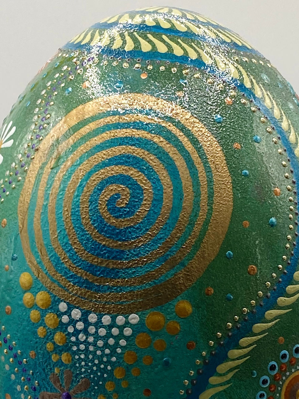 Thumbnail: Uniek eivormig kunstwerk, 360 graden beschilderd in groen, turquoise en goudkleuren, one- of- a-kind.