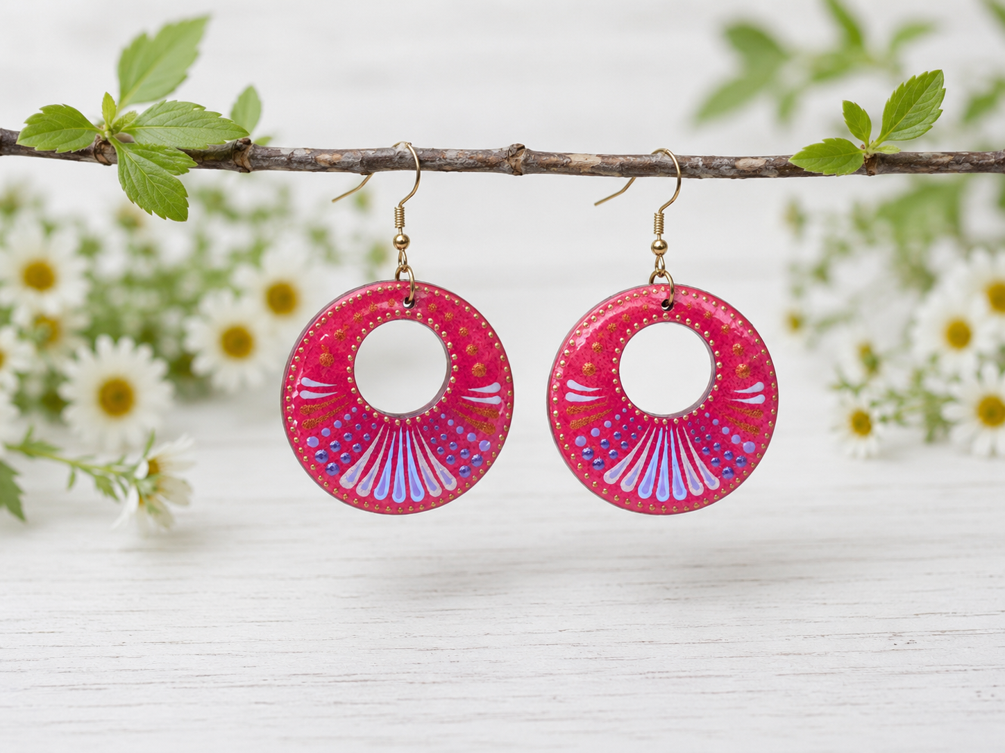 Handbeschilderde grote statement oorbellen van hout in fuchsia roze
