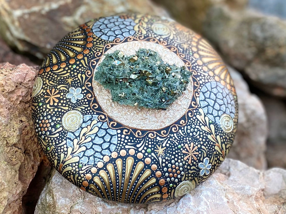 Thumbnail: Mandala steen met Actinoliet en Pyriet - Handbeschilderd in Goud & Koper