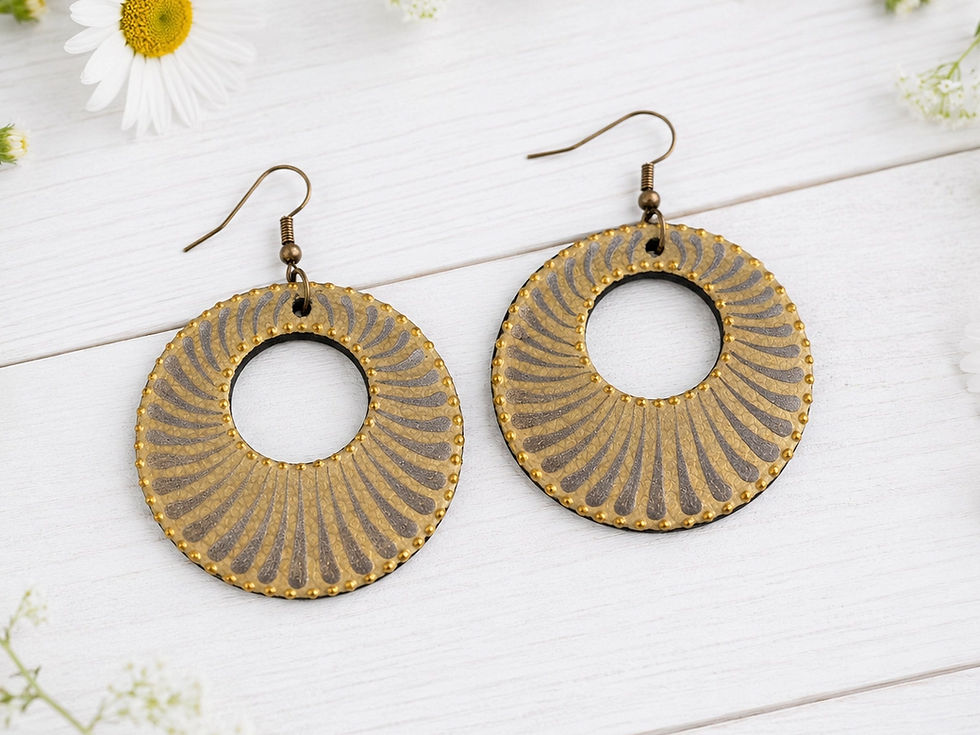 Thumbnail: Handbeschilderde houten oorbellen in goud, grote ronde statement oorbellen van 4,5 cm en luxe uitstraling. Liggend