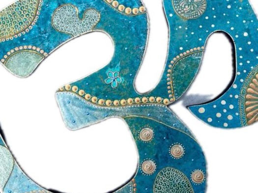 Thumbnail: Handbeschilder Ohm-teken van hout in blauw-groene metallic tinten. Een uniek kunstwerk met spirituele betekenis.