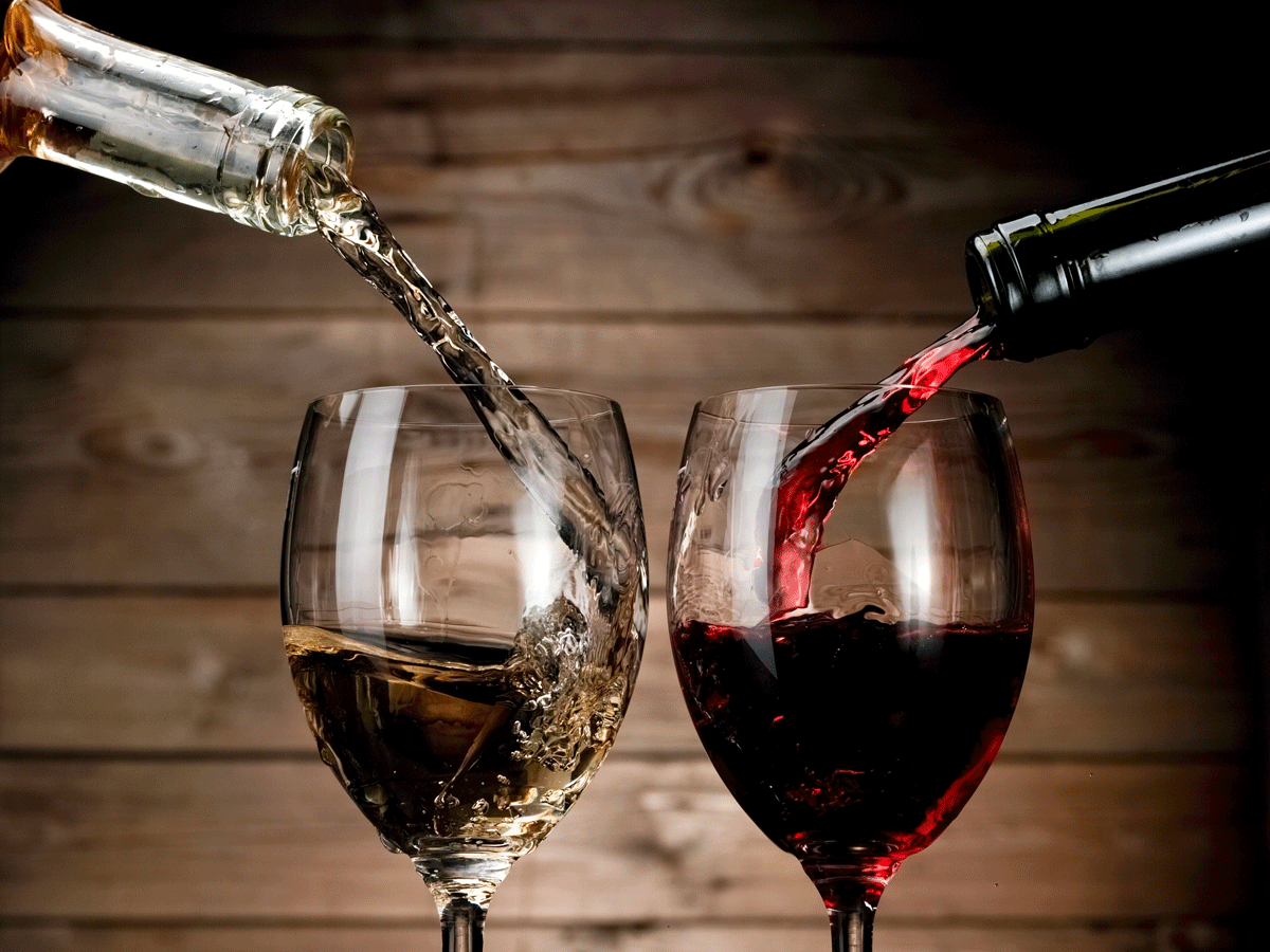 Red-and-white-wine-pouring-on-wood-backg