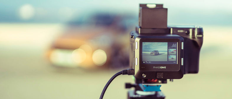 Kamera filmt Auto am Strand