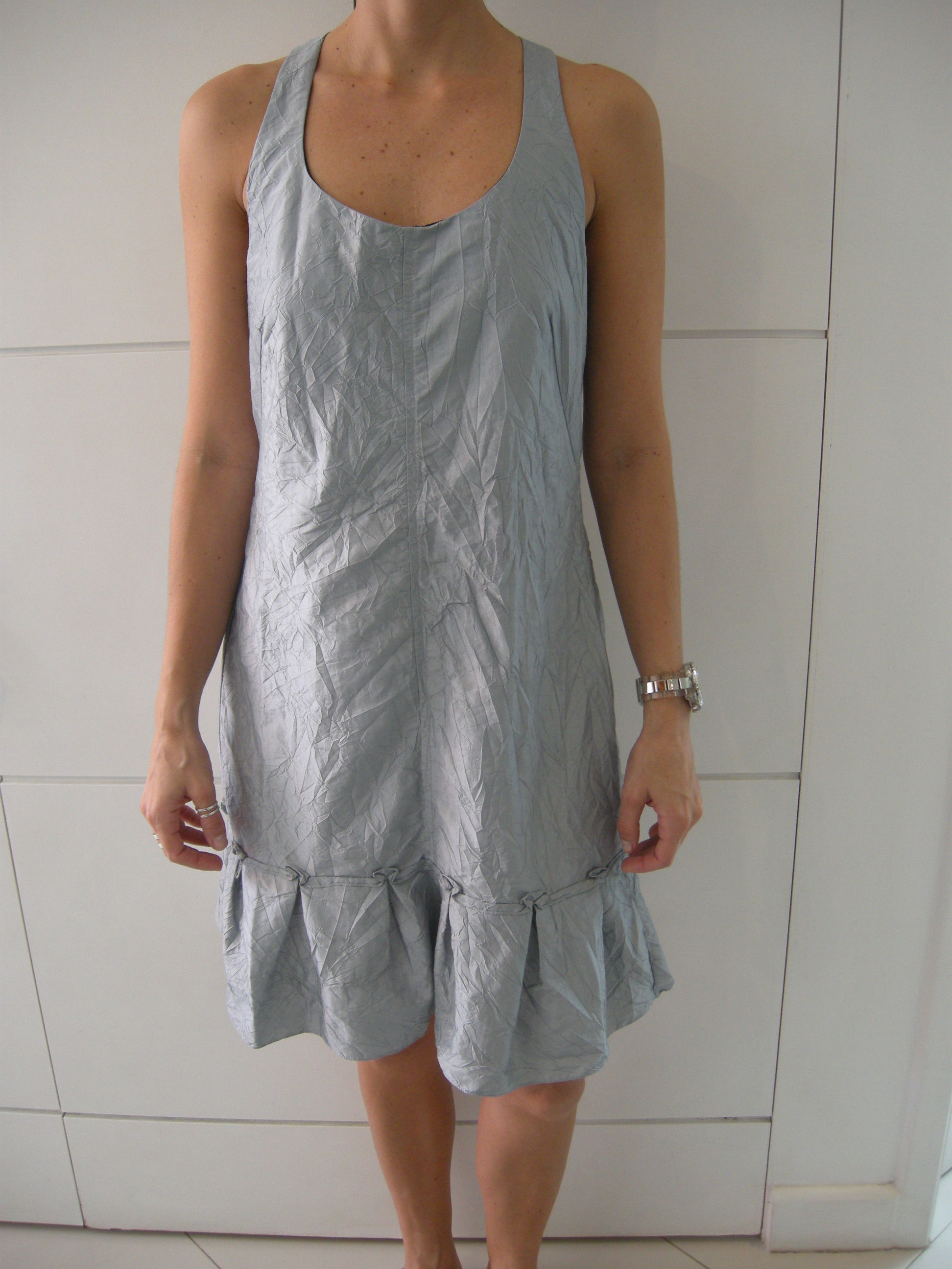 Vestido tafetá laço costas Cavendish de R$180 por