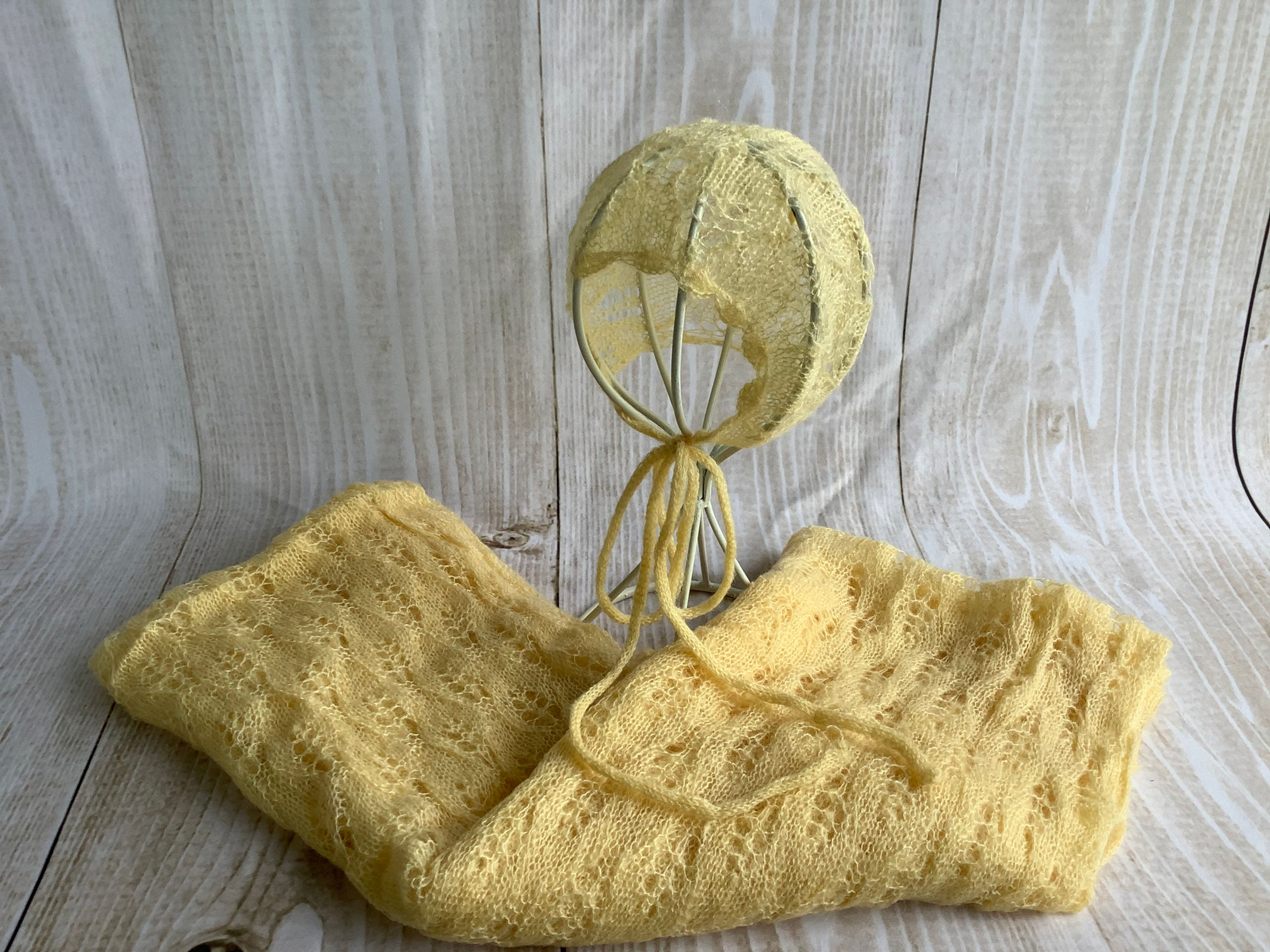 細めのモヘヤ素材で編んだ・ニューボーン用ボンネット帽子とラップ・セット＃B７