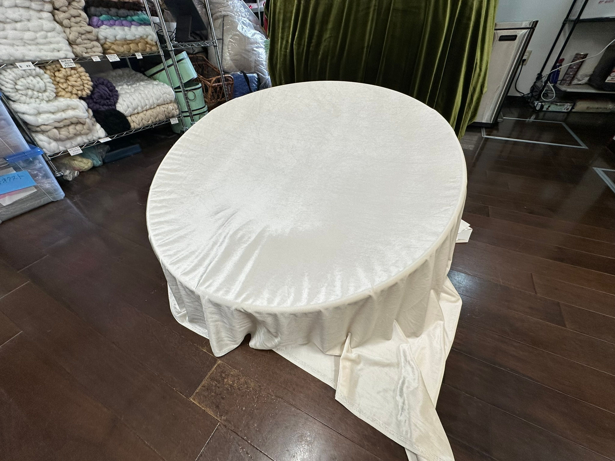 新作商品・ベルベット素材・皺が付かない・ゴージャスな上質な背景布・クリーム色・サイズ：約１６０x１８０センチ