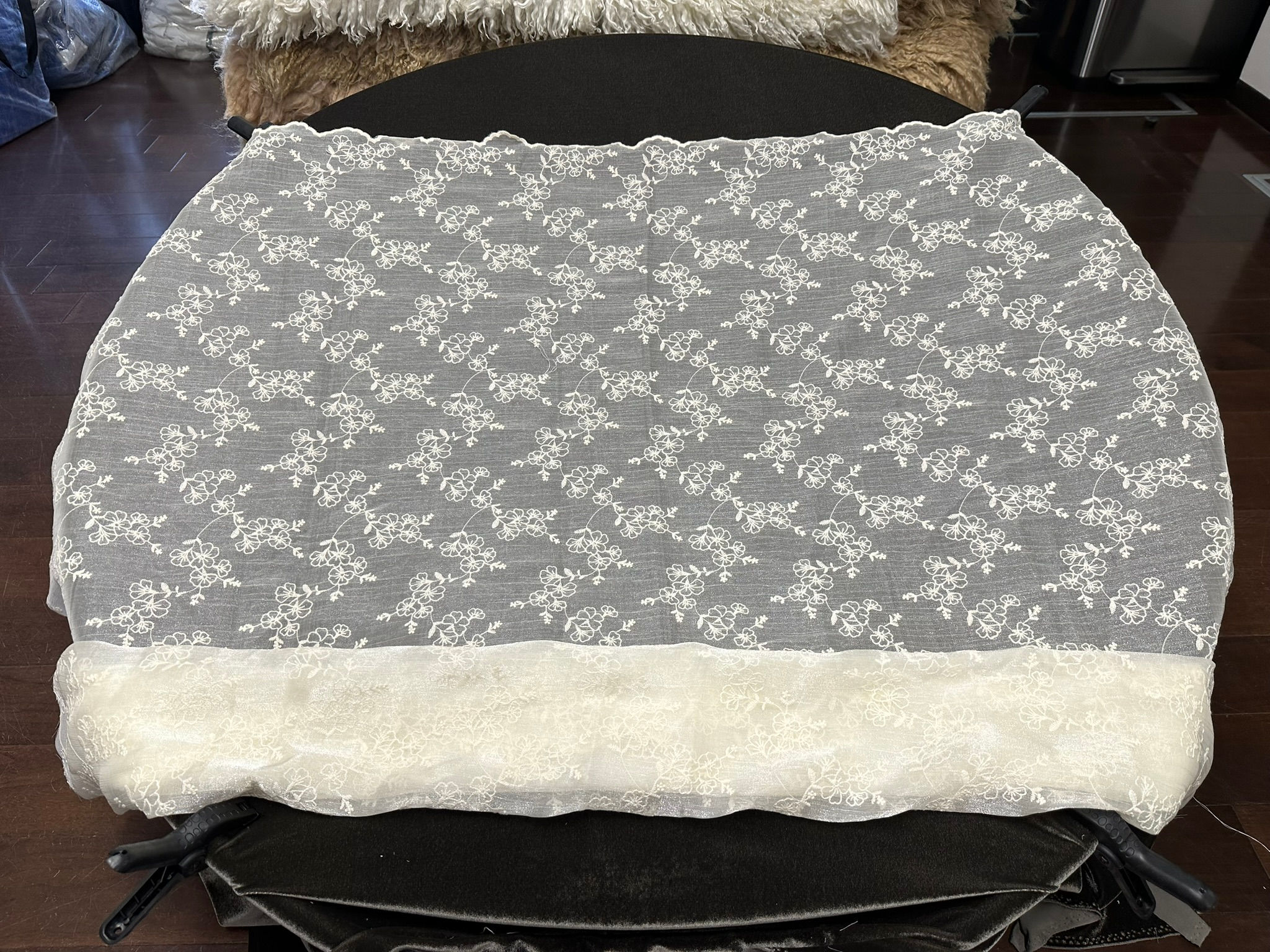 新作商品・ミモザハウス・オリジナル・上品な質の刺繍のレイヤー・P・サイズ：約幅１００から１２０ｘ長さ１２０から１４０センチ