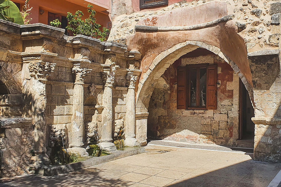 Der venezianische Rimondi-Brunnen in der Altstadt von Rethymno, Kreta, mit Spitzbogen und korinthischen Säulen