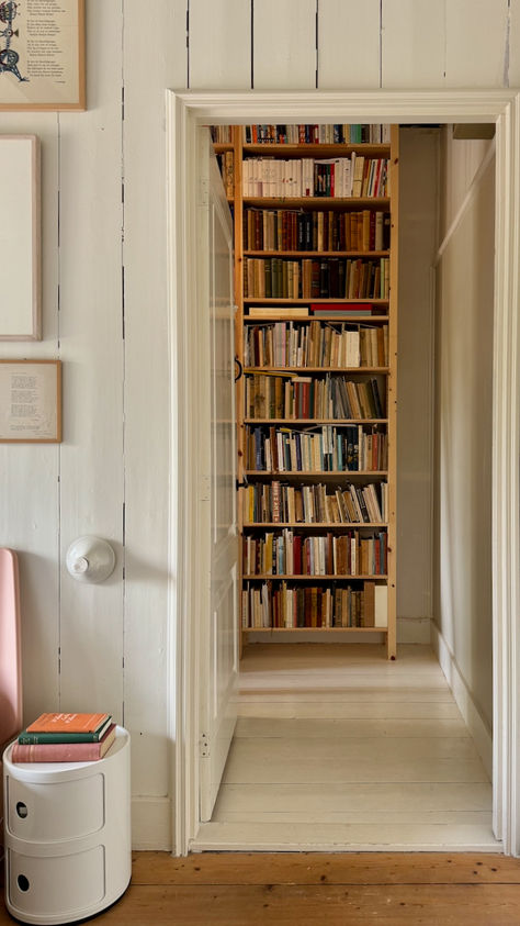 werkkamer artistiek bureau met boekenkasten