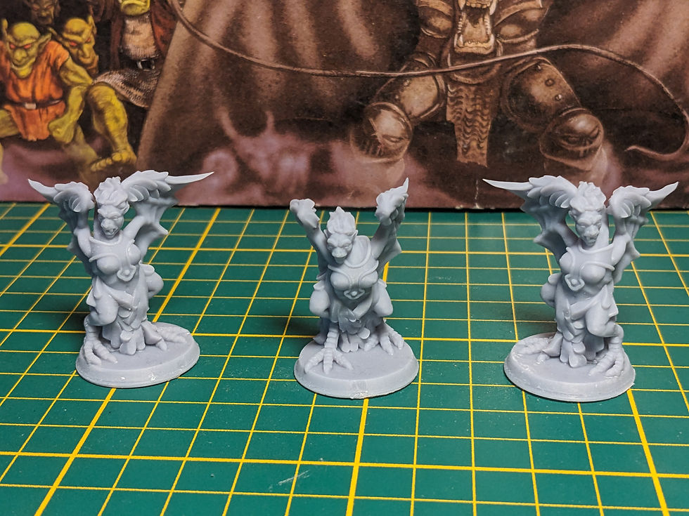 Miniature : figurine de trois harpies modèle 1 et 2 format 28mm sur socle version imprimée photo1