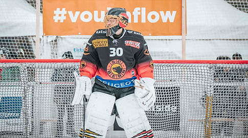 Der damalige SCB-Eishockeytorhüter Leo Genoni auf dem Kunsteis anlässlich der Kampagne vou im flow.