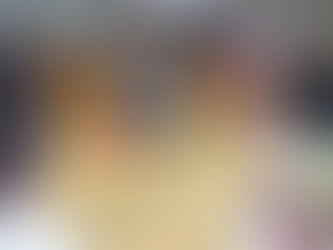 リトミックで太鼓をたたく講師と親子