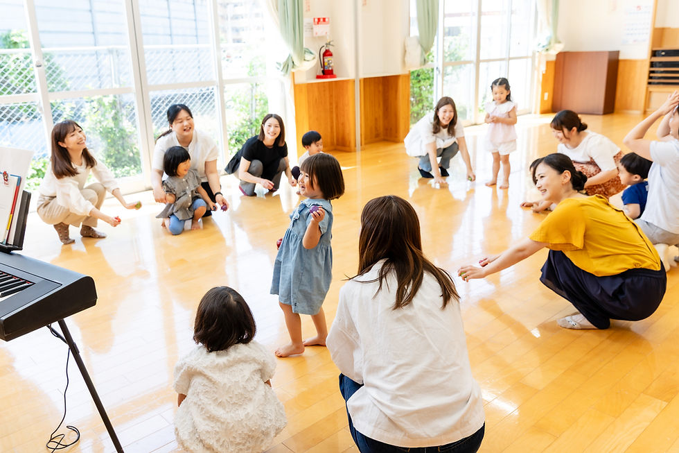 楽しそうに和になり、リトミック講師と共に動く親子