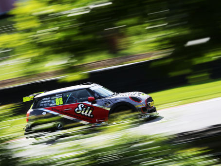 Barr picks up top rookie in Brands Hatch final