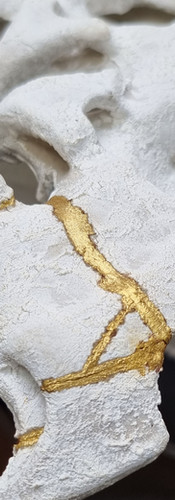 Eva Lenz-Collier: Kintsugi-Reparatur einer Skulptur der Flower Series von Yassi Mazani (Ausschnitt)