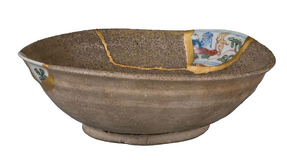 Chawan,15. Jhd., Tokoname-Keramik. Für die Yobitsugi-Reparatur wurde Porzellan aus dem 18. Jhd. eingefügt. (Ausstellung "Flickwerk: The Esthetics of Mended Caramics." Mūnster: Museum fūr Lackkunst, 2008.)