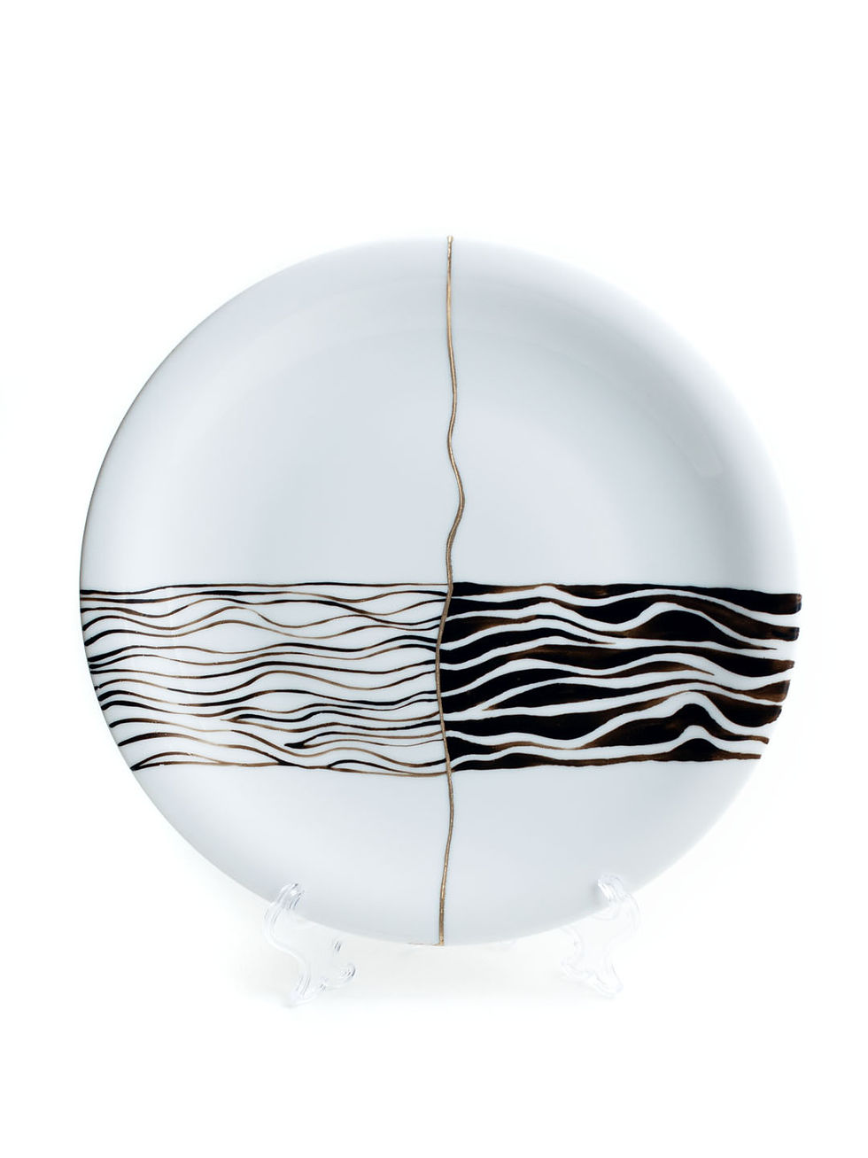 Thumbnail: Mit Kintsugi reparierter Porzellanteller. Modernes handgemaltes Liniendesign. Ein Bruch in der Mitte ist in Gold ausgeführt.