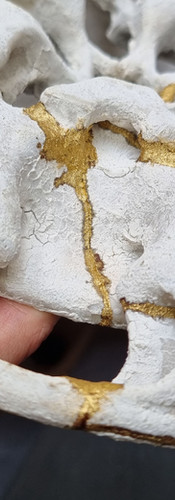 Eva Lenz-Collier: Kintsugi-Reparatur einer Skulptur der Flower Series von Yassi Mazani (Ausschnitt)