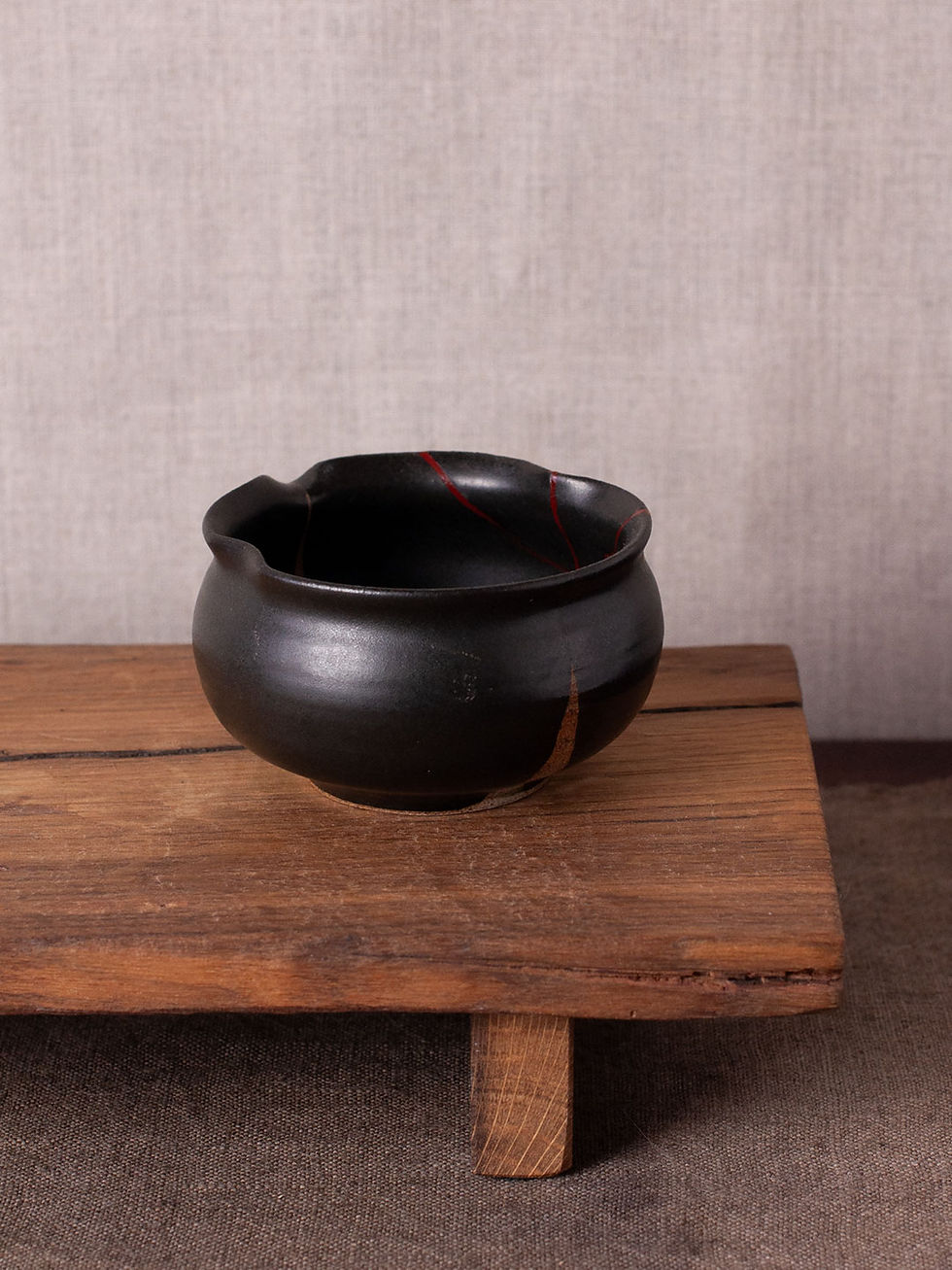 Schwarz-Beige Yuzamashi mit goldenen Kintsugi-Linien außen und dunkelroten Kintsugi Linien innen.