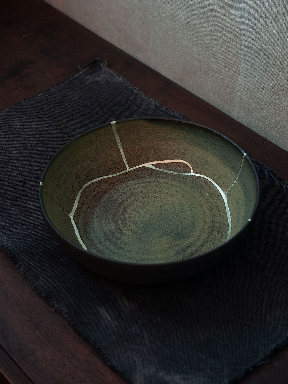 große Keramikschale, repariert mit der Kintsugi-Technik, abgebildet mit Cha-Fu Tuch in Dunkelblau/Grau.