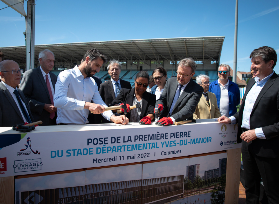 Pose d ela première pierre du stade départemental yves-du-manoir