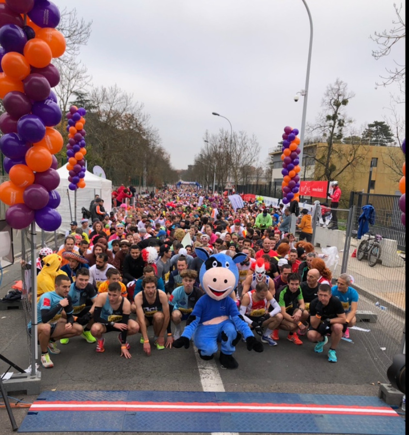 « Rhônette la mascotte du Département sur la ligne de départ du marathon du Beaujolais »