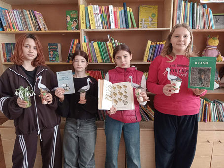 Лелеча родина в бібліотеці