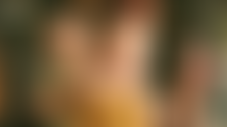 zwei junge Schüler die sich umarmen