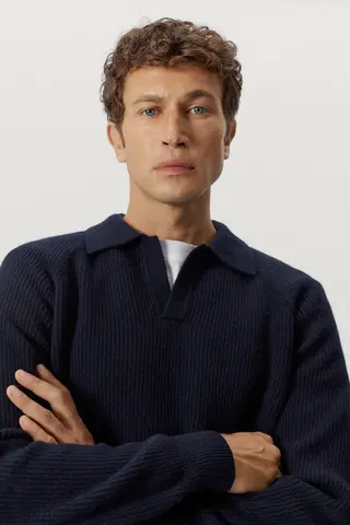 Timeless knitwear in 100% natural materials, made responsibly by the best Italian makers.
