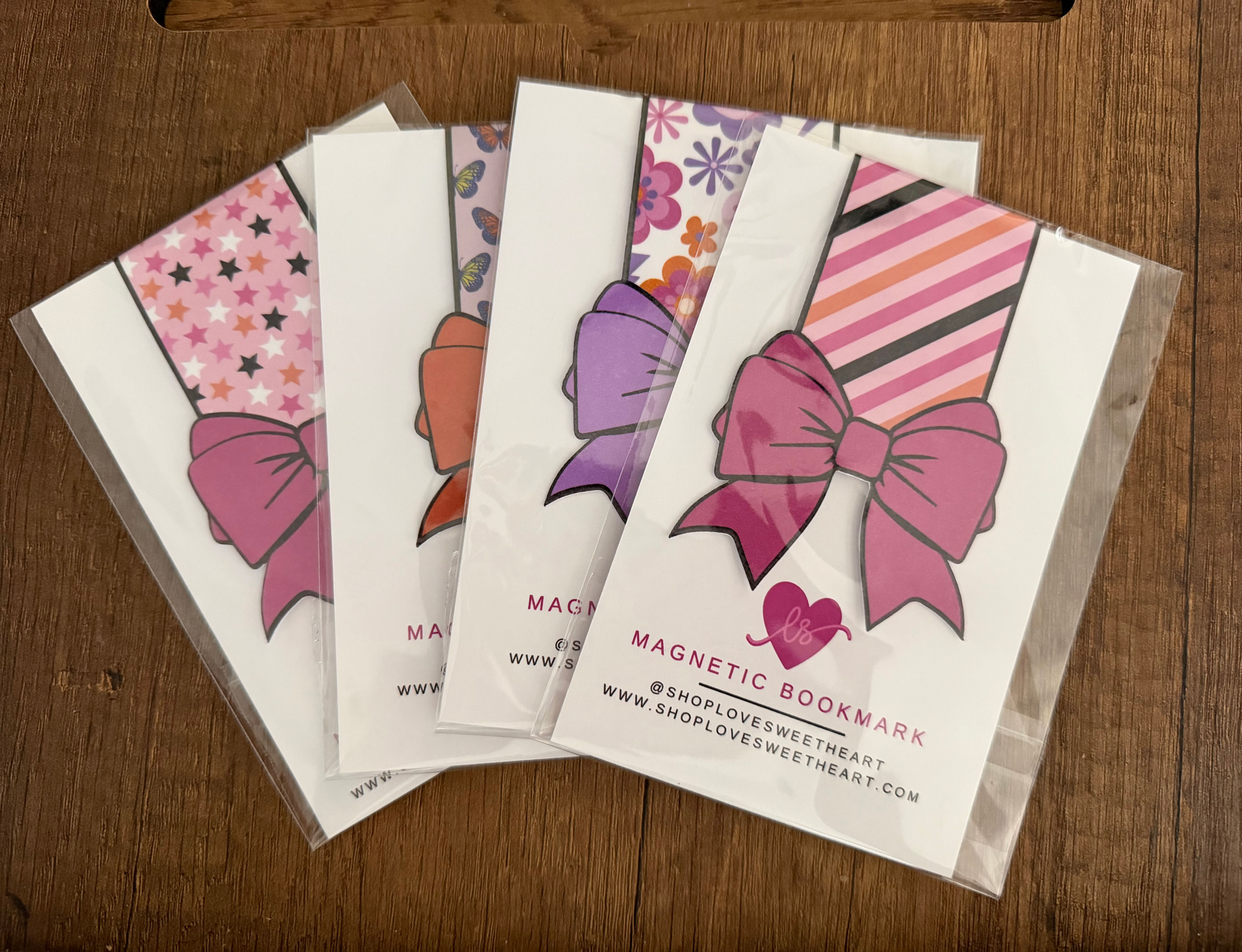 Retro Bow - Magnetic Bookmark