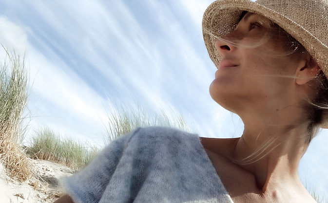 Daniela Wagner lächelnd im Yogarumfeld – Gründerin und Yogalehrerin bei Mindful Monkey Yoga“