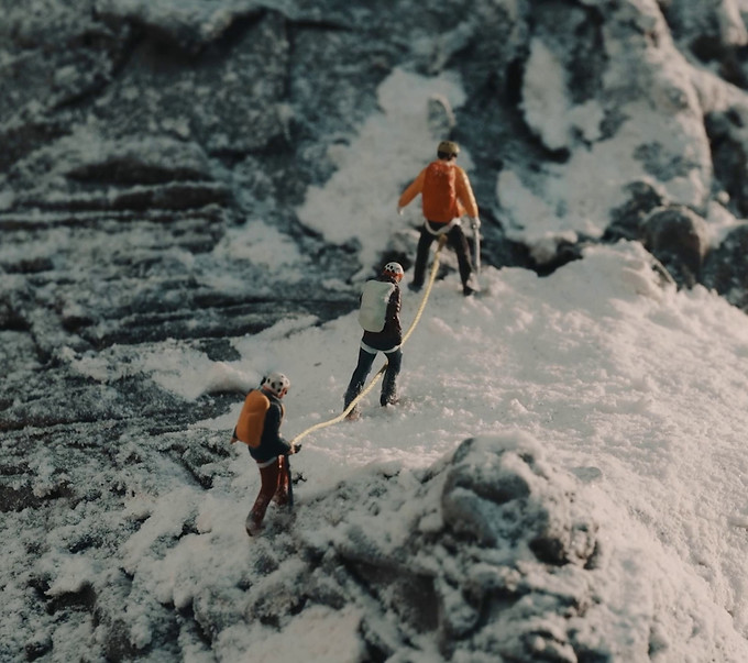Modellfiguren am schneebedeckten Grat 