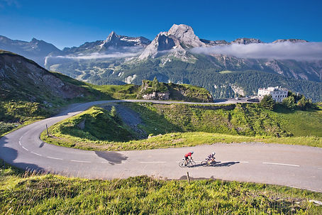 Cyclotouristes-au-col-d-Aubisque-001-CDT64-Ziklo_edited.jpg