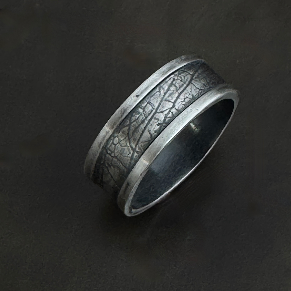 Thumbnail: Leaf Textured Band Ring