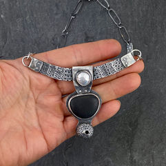 contrasts necklace