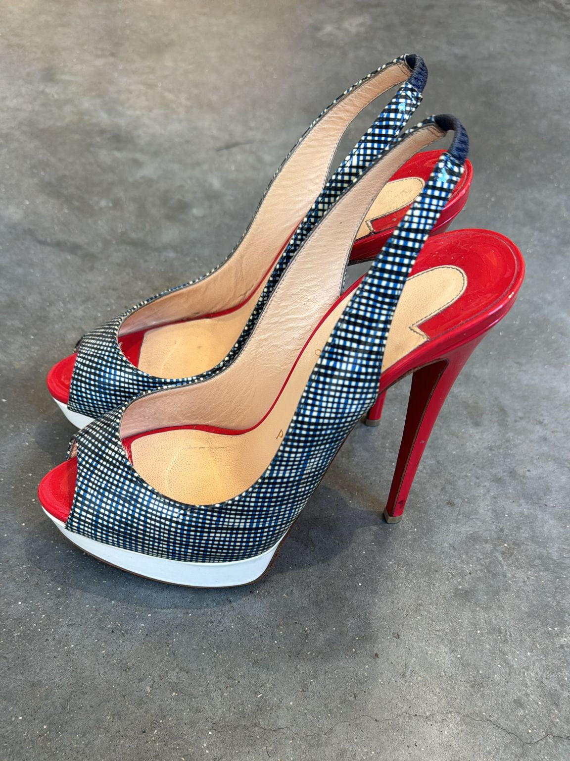 עקב Christian Louboutin